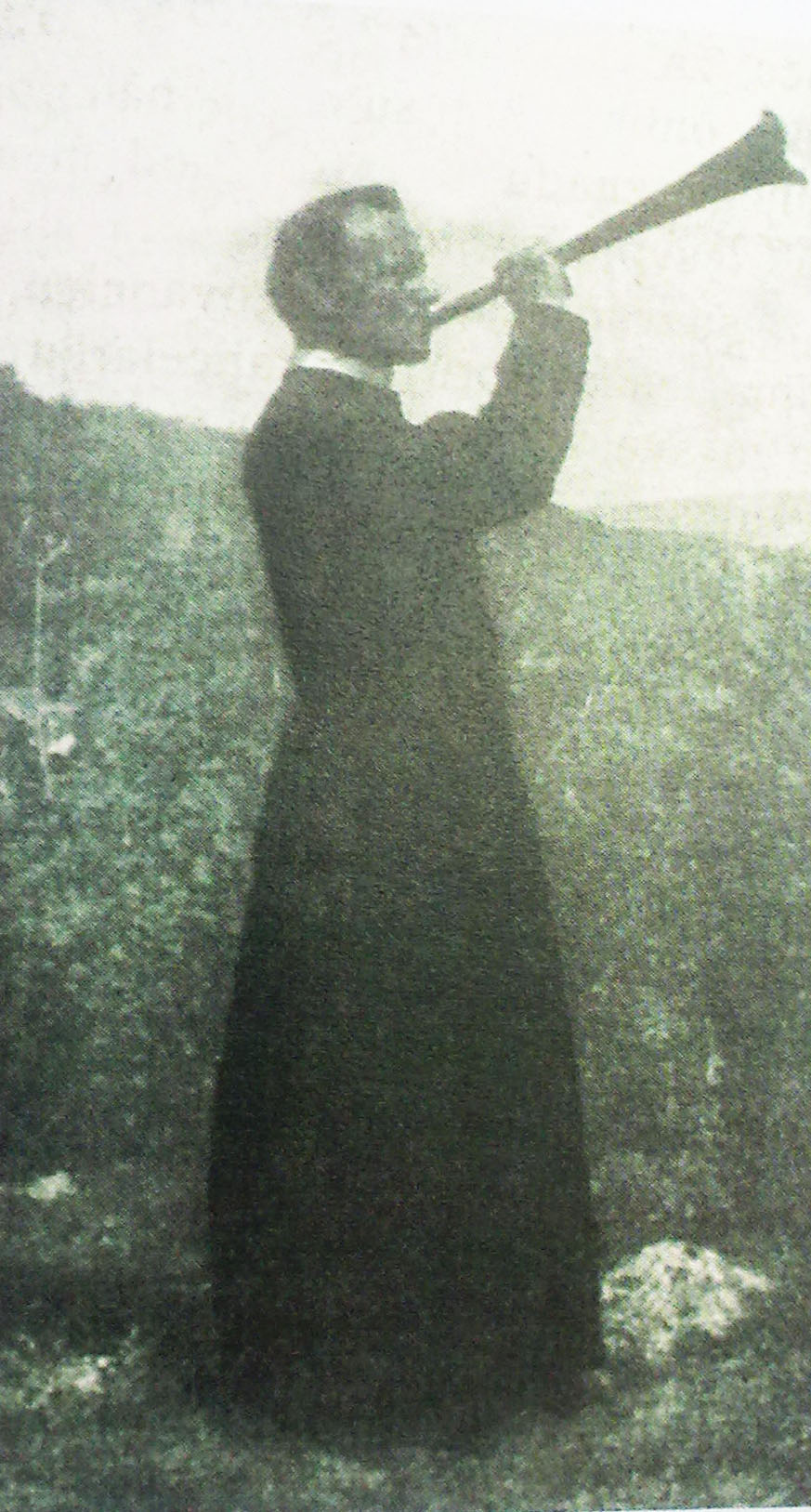 Skopaljska     Gračanica: Župnik trubljom poziva vjernike k službi Božjoj (fotografija     iz prve polovine 1910 godine)